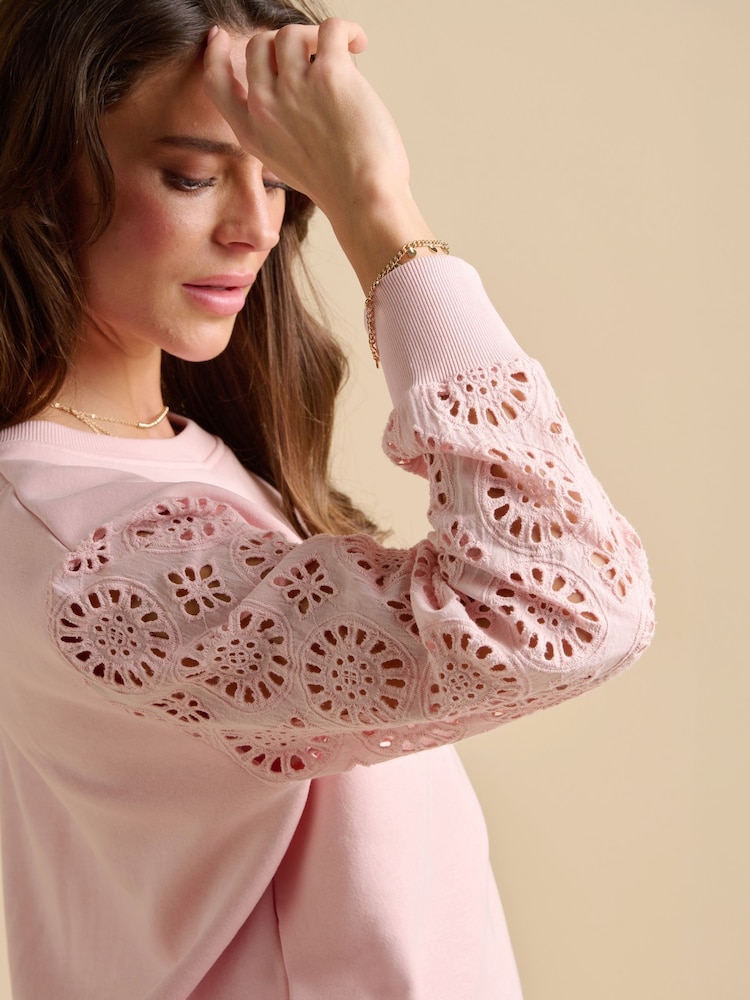 وردي - Brakeburn Broderie Crew Neck Sweatshirt - صورة 1 من 5