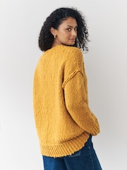 Amarelo ocre - Suéter longo texturizado com decote em V - Imagem 4 de 8