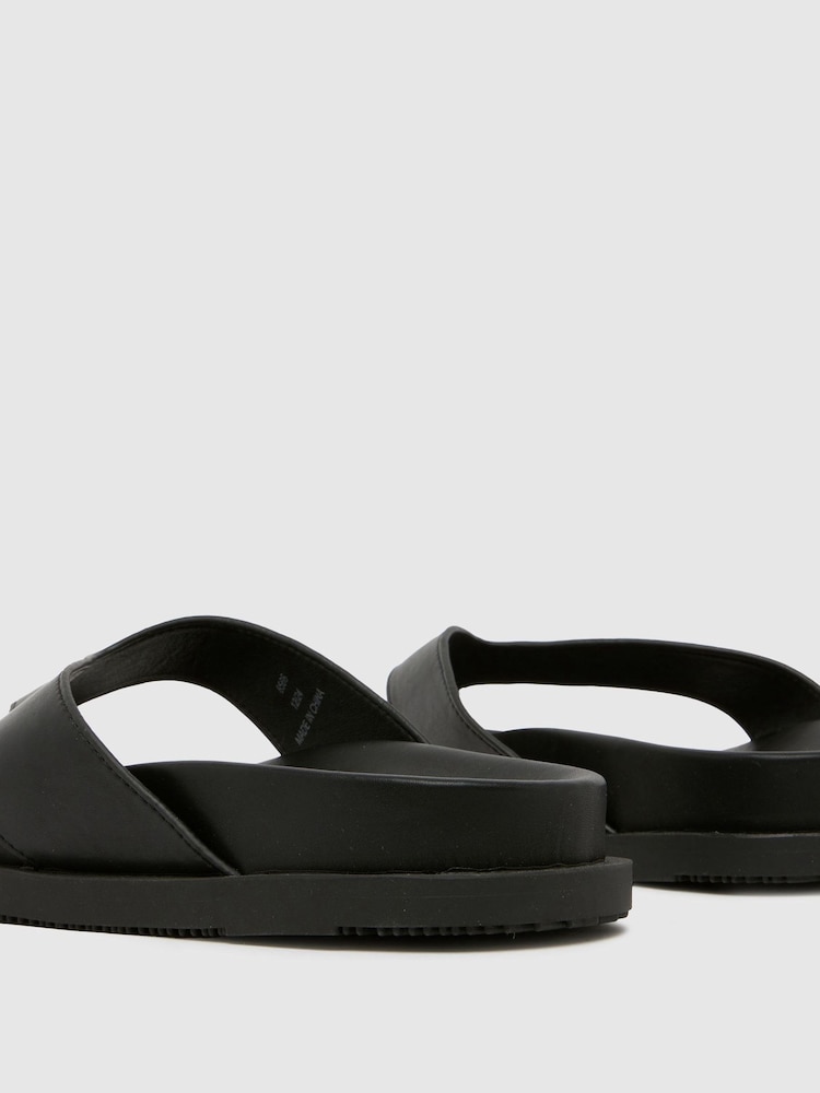 Schuh Seymore Toe Thong Black Sandals - Image 3 of 3