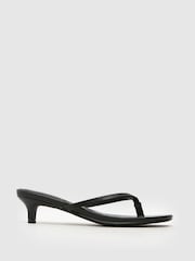 Черный - Schuh Sunnie Toe Post Kitten Black Sandals - Image 1 of 4