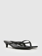 Черный - Schuh Sunnie Toe Post Kitten Black Sandals - Image 2 of 4