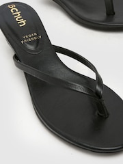 Черный - Schuh Sunnie Toe Post Kitten Black Sandals - Image 3 of 4