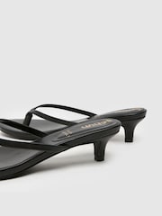 Черный - Schuh Sunnie Toe Post Kitten Black Sandals - Image 4 of 4