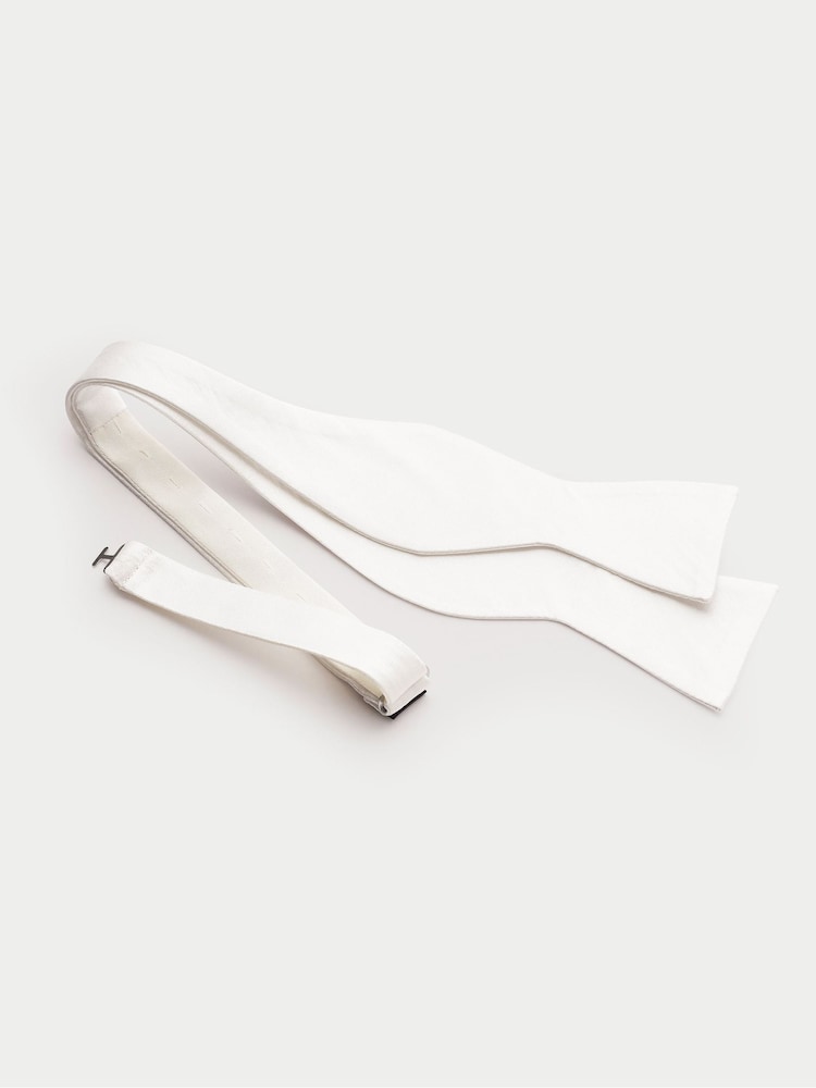 The Savile Row Company White Self Bow Tie - Image 2 of 2