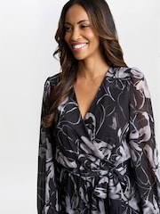 Gina Bacconi Kourtney Chiffon Black Jumpsuit - Imagen 4 de 6