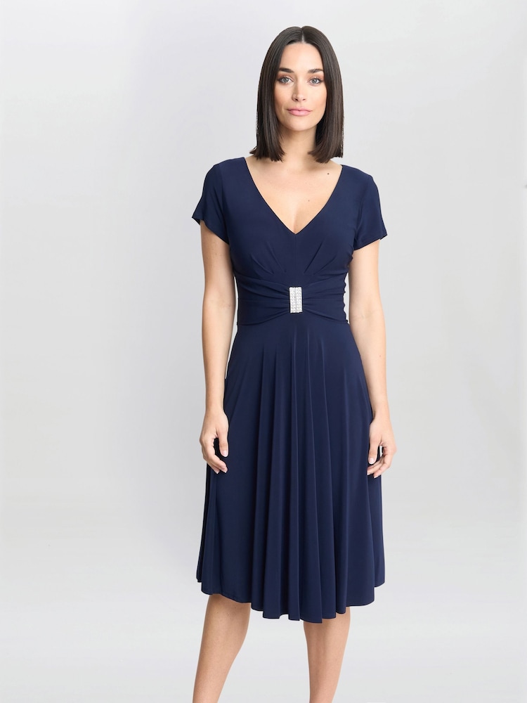 Vestido de cóctel de punto en azul con adornos en la cintura Elsa de Gina Bacconi - Imagen 1 de 5 Vestido de cóctel de punto en azul con adornos en la cintura Elsa de Gina Bacconi - Imagen 1 de 5