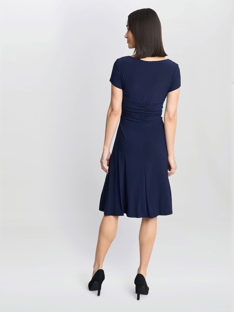 Vestido de cóctel de punto en azul con adornos en la cintura Elsa de Gina Bacconi - Imagen 2 de 5 Vestido de cóctel de punto en azul con adornos en la cintura Elsa de Gina Bacconi - Imagen 2 de 5