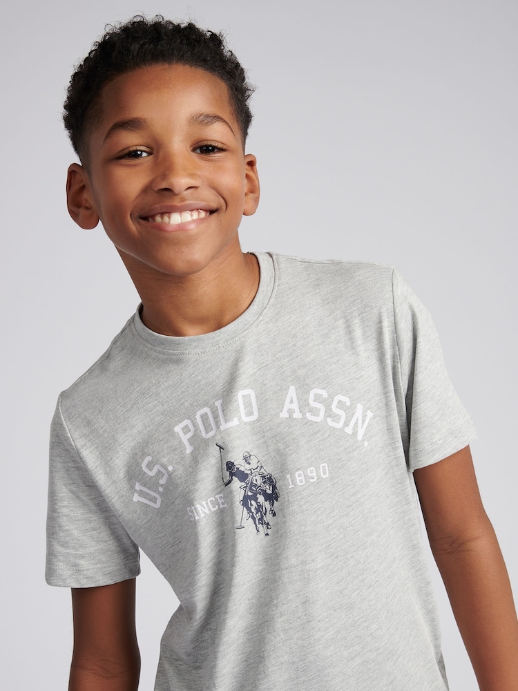 Серый - US Polo Assn. Футболка из 100% хлопка для мальчиков с принтом арочного принта - Изображение 2 из 7