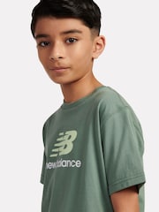 أخضر - تيشِرت جيرسيه مزيّن بشعار مكدس للأطفال مصنوع من خامة %100 قطن من New Balance - صورة 4 من 8