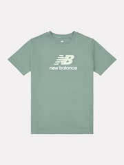 أخضر - تيشِرت جيرسيه مزيّن بشعار مكدس للأطفال مصنوع من خامة %100 قطن من New Balance - صورة 6 من 8