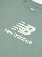 أخضر - تيشِرت جيرسيه مزيّن بشعار مكدس للأطفال مصنوع من خامة %100 قطن من New Balance - صورة 8 من 8