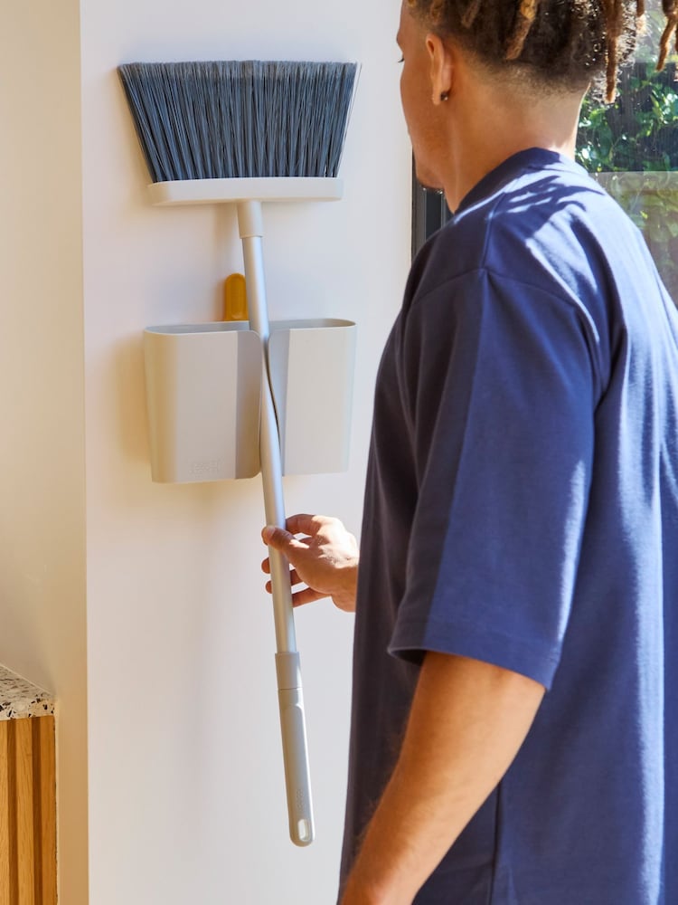 Joseph Joseph Cleantech Wall-Mounted Broom - Bild 2 von 6