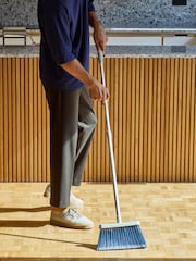 Joseph Joseph Cleantech Wall-Mounted Broom - Bild 4 von 6