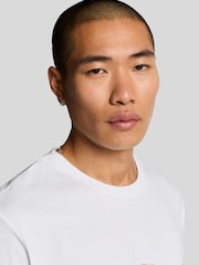 Lyle & Scott 100% Cotton 3D Line Graphic T-Shirt - Imagen 2 de 4