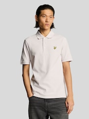 وردي - صاعقة برق - قميص بولو سادة من Lyle & Scott - صورة 1 من 5