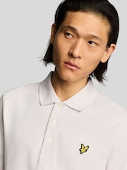 وردي - صاعقة برق - قميص بولو سادة من Lyle & Scott - صورة 2 من 5