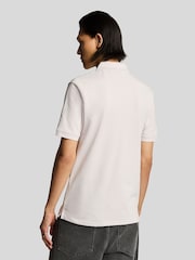 وردي - صاعقة برق - قميص بولو سادة من Lyle & Scott - صورة 3 من 5