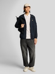 وردي - صاعقة برق - قميص بولو سادة من Lyle & Scott - صورة 4 من 5