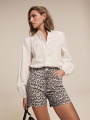 Mint Velvet Leopard Print Denim Shorts - Imagen 2 de 8