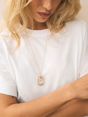 Gold Tone Interlocking Circle Pendant Necklace - Image 3 of 7