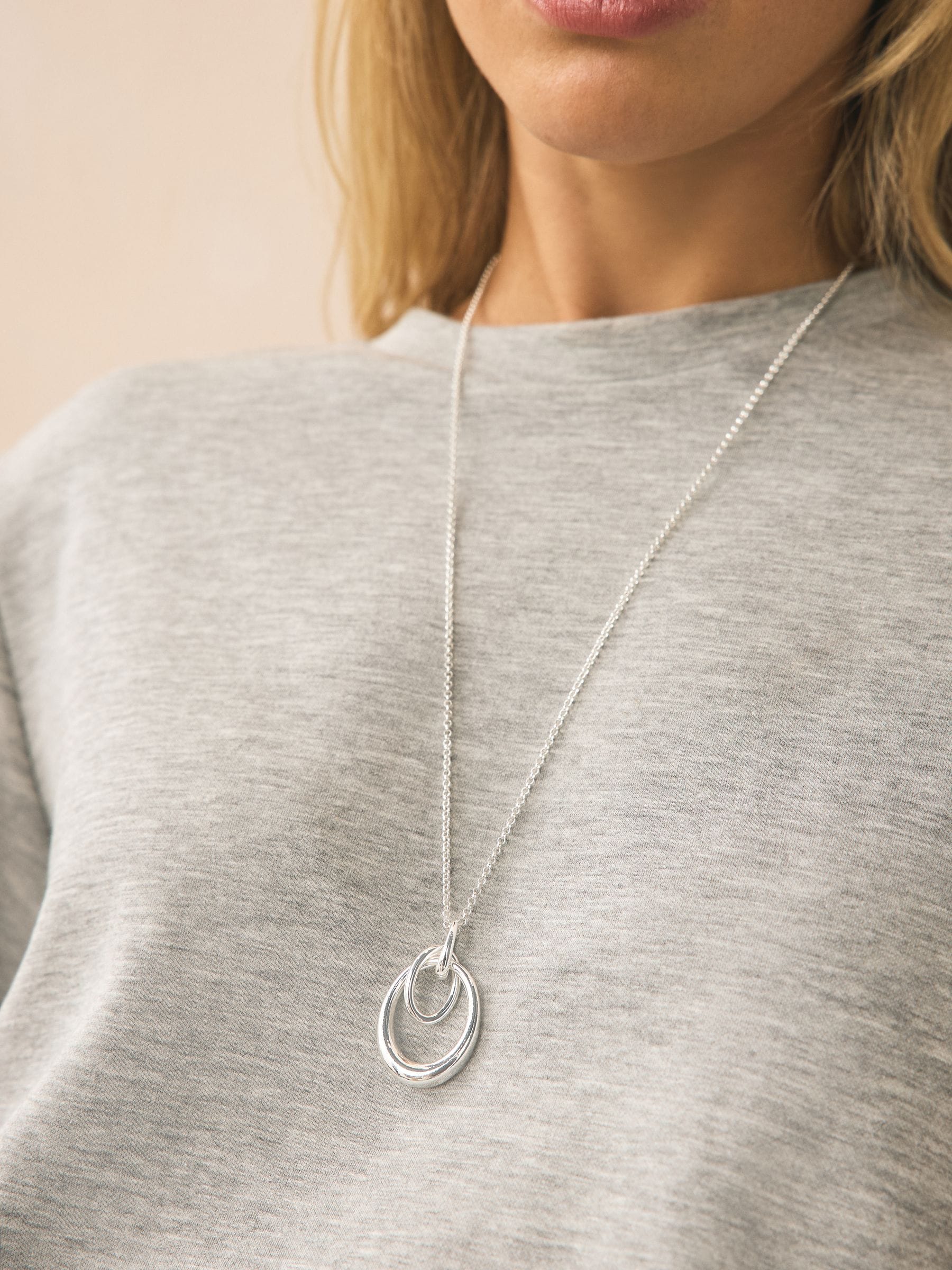 Silver Tone Interlocking Circle Pendant Necklace
