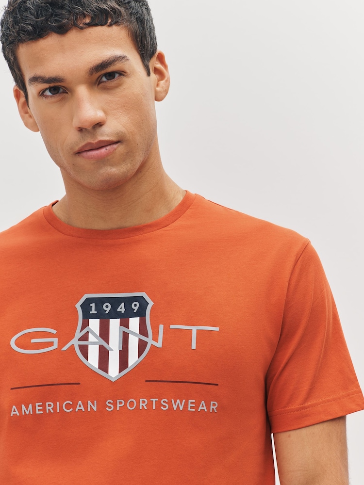 Alaranjado - Camiseta GANT Archive Shield 100% algodão - Imagem 2 de 2