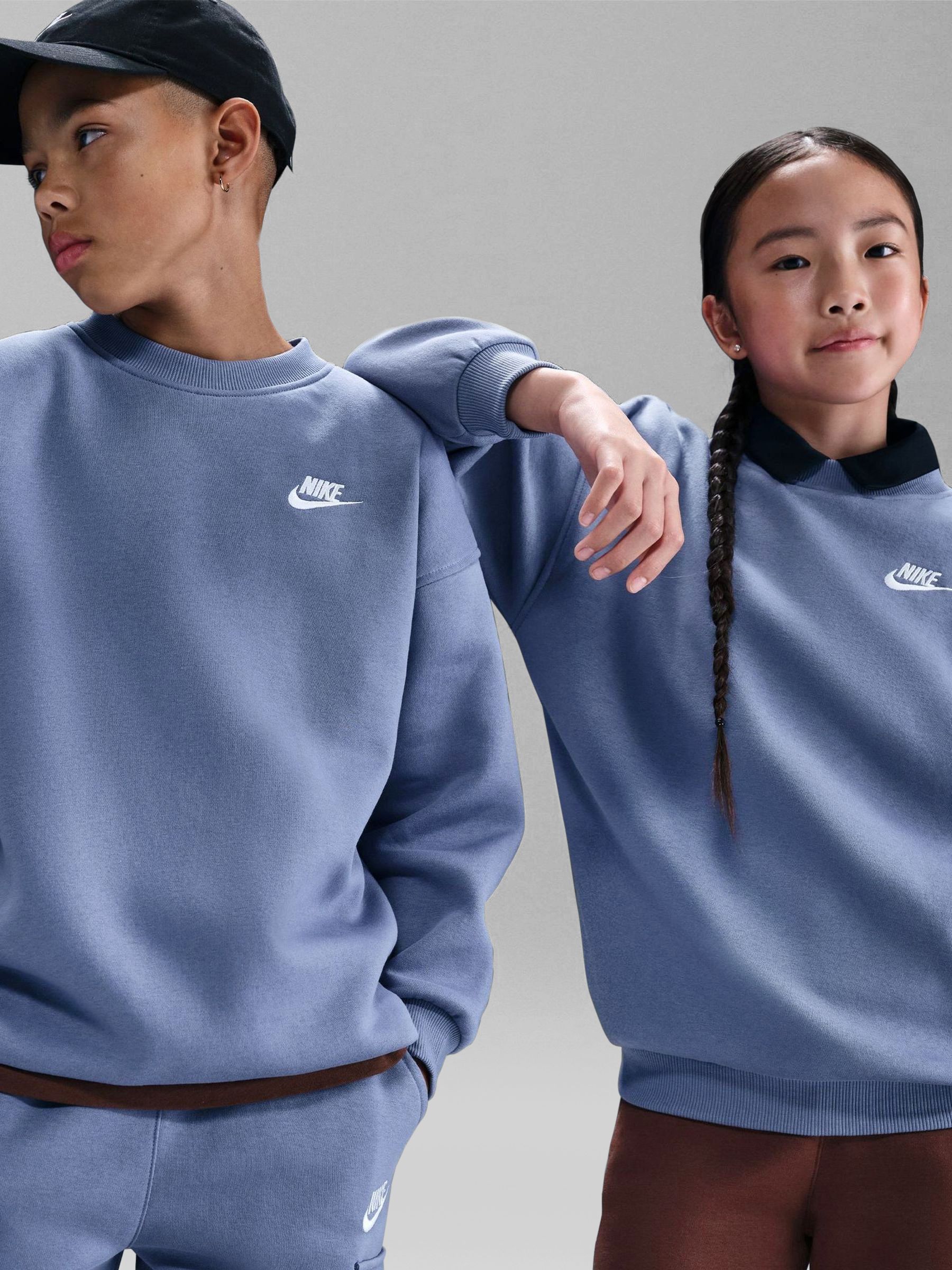 Cumpără Albastru indigo mondial - Bluză Nike largă din fleece from