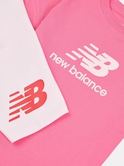 وردي - حزمة من تيشرت مزيّن بشعار وشورت ركوب دراجات قطن 100% من New Balance Kids - صورة 10 من 12