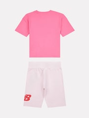 وردي - حزمة من تيشرت مزيّن بشعار وشورت ركوب دراجات قطن 100% من New Balance Kids - صورة 11 من 12