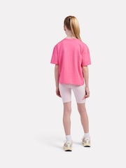 وردي - حزمة من تيشرت مزيّن بشعار وشورت ركوب دراجات قطن 100% من New Balance Kids - صورة 2 من 12