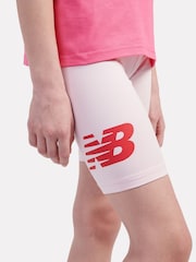 وردي - حزمة من تيشرت مزيّن بشعار وشورت ركوب دراجات قطن 100% من New Balance Kids - صورة 4 من 12