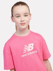 وردي - حزمة من تيشرت مزيّن بشعار وشورت ركوب دراجات قطن 100% من New Balance Kids - صورة 5 من 12