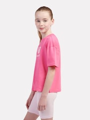 وردي - حزمة من تيشرت مزيّن بشعار وشورت ركوب دراجات قطن 100% من New Balance Kids - صورة 6 من 12