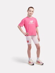 وردي - حزمة من تيشرت مزيّن بشعار وشورت ركوب دراجات قطن 100% من New Balance Kids - صورة 7 من 12
