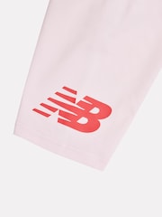 وردي - حزمة من تيشرت مزيّن بشعار وشورت ركوب دراجات قطن 100% من New Balance Kids - صورة 8 من 12