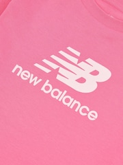 وردي - حزمة من تيشرت مزيّن بشعار وشورت ركوب دراجات قطن 100% من New Balance Kids - صورة 9 من 12
