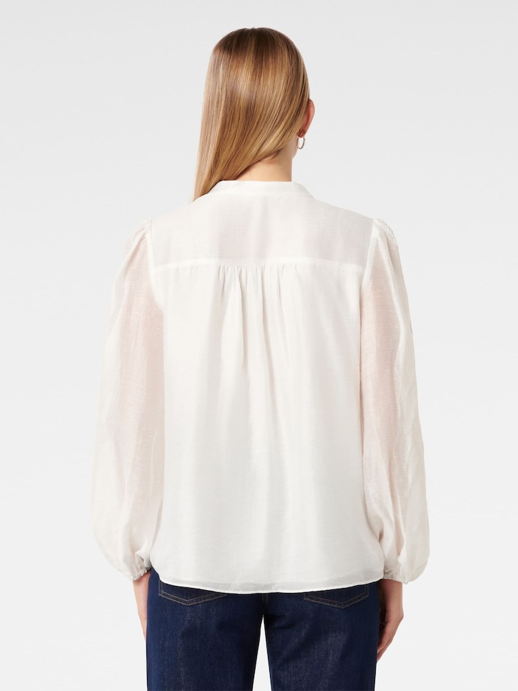 Blusa con ribetes Tegan de Forever New - Imagen 2 de 5 Blusa con ribetes Tegan de Forever New - Imagen 2 de 5