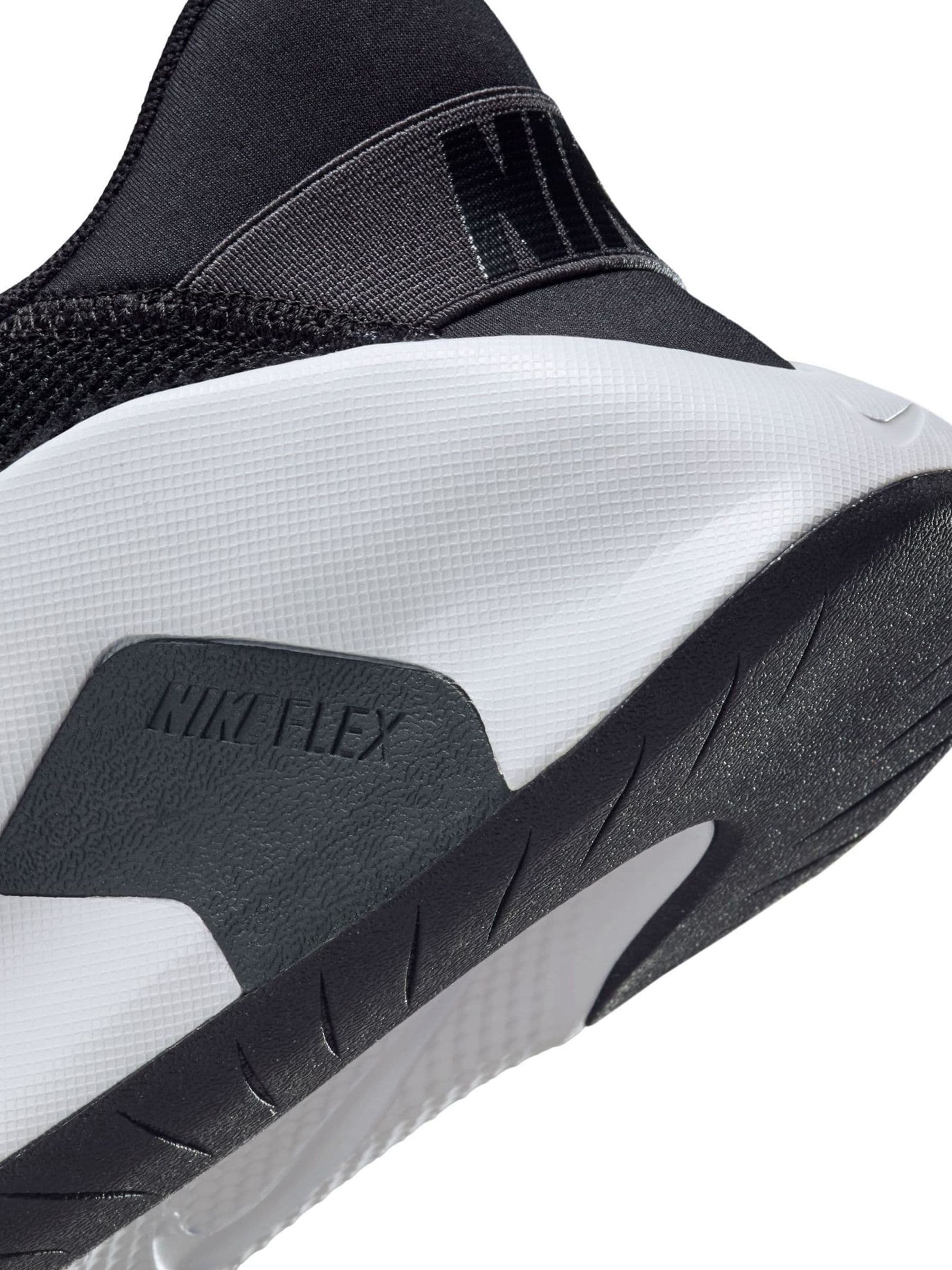 Comprar Preto/Branco - Tênis Nike Flex Train para academia from