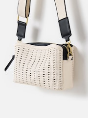 Oliver Bonas Bolsa Crossbody Issie Weave - Imagem 6 de 7