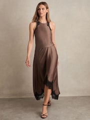 Mokkabraun - Reiss Anais Satin Drape Lace-Trim Dress - Bild 1 von 7