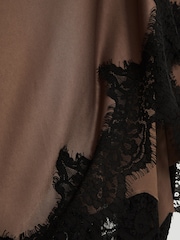 Mokkabraun - Reiss Anais Satin Drape Lace-Trim Dress - Bild 6 von 7