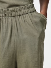 PIECES Green Relaxed Fit Elasticated Waist Linen Blend Shorts - Image 3 of 6