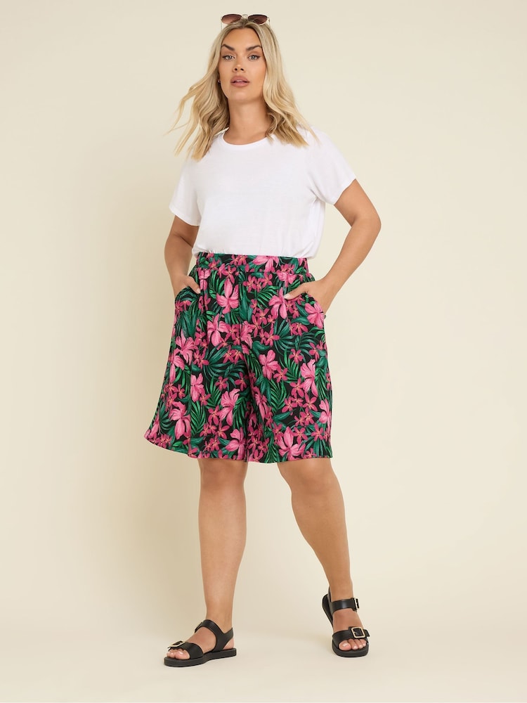Yours Curve Green Floral Print Crinkle Jersey Shorts - Image 2 of 4