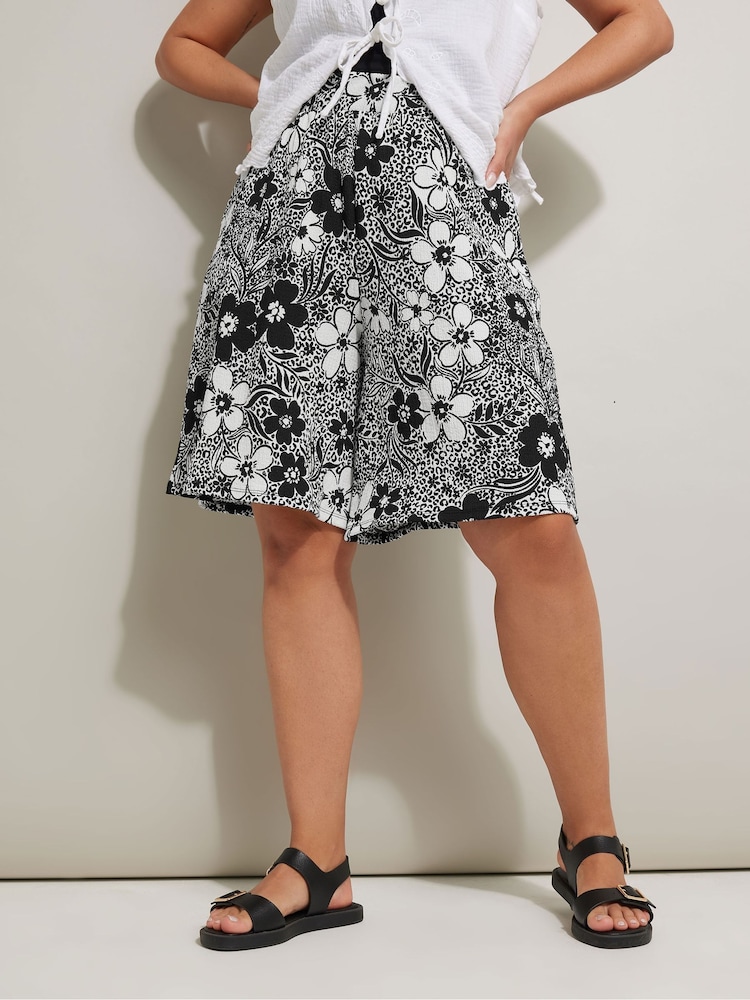 Yours Curve Black Floral Print Crinkle Jersey Shorts - Image 2 of 5