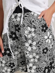 Yours Curve Black Floral Print Crinkle Jersey Shorts - Image 4 of 5