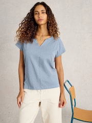 Azul - Camiseta con muesca en el cuello Nelly de White Stuff - Imagen 1 de 6