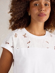 Camiseta de algodón orgánico 100 % con bordados Thea de White Stuff - Imagen 4 de 6
