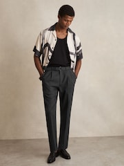 Gris antracita - Reiss Strap Regular Fit Wool Blend Belted Pleated Trousers - Imagen 1 de 6