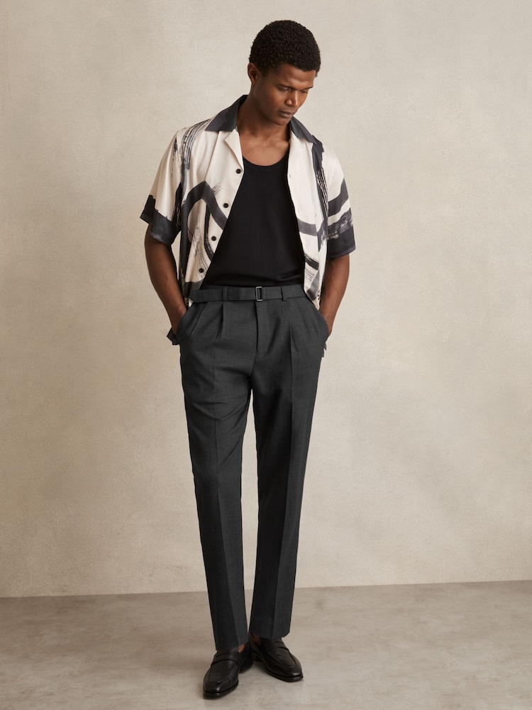 Gris antracita - Reiss Strap Regular Fit Wool Blend Belted Pleated Trousers - Imagen 1 de 6