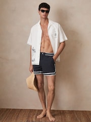 Azul marino - Reiss Baller Reiss | Ché Stripe-Trim Swim Shorts - Imagen 1 de 8